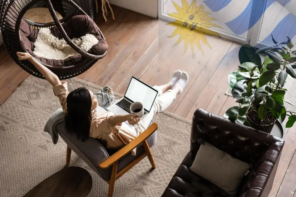 digitaler nomade arbeitet von einem malerischen strandort in uruguay aus remote, mit einem laptop, der geschäftswachstum anzeigt, gegen die kulisse der uruguayischen küstenlinie, die die balance zwischen arbeit und freizeit symbolisiert.